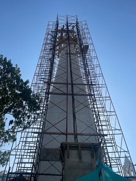 Sistema de andamios instalado alrededor de una torre