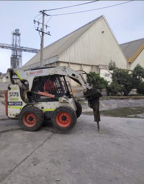Minicargador Bobcat S175 equipado con martillo hidráulico