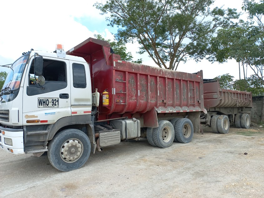 Cami&oacute;n volqueta con remolque para transporte de material