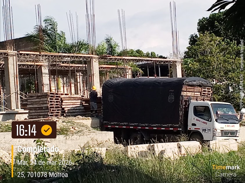 Camión de Equipos y Equipos realizando una entrega en una obra en Morroa