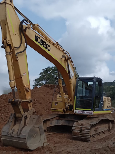 Excavadora Kobelco de Equipos y Equipos en terreno