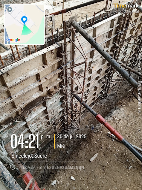 Formaleta metálica instalada en una estructura de concreto